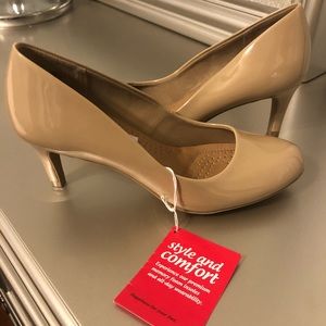 Women Classic dress shoes brand new